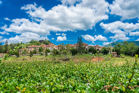 建筑学画欧洲美丽浪漫的威尼斯风格意大利村庄风景在山上蓝色天空和云彩背景在泰国消逝背景图片