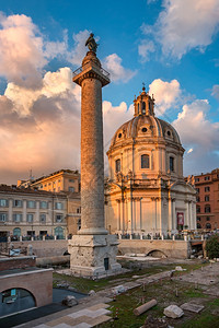 2013年月日罗马的特拉扬斯专栏和圣玛丽亚迪洛雷托教堂建筑物约30米高5包括大展台圆顶历史晚上图片