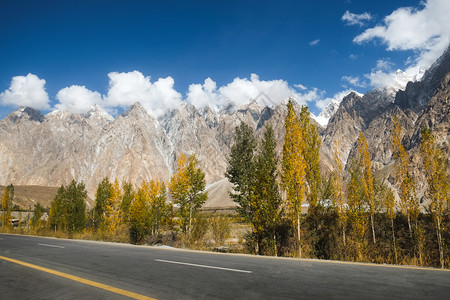 天云的自然景观覆盖了喀喇昆仑公路GojalHunza山谷吉尔特巴蒂斯坦安全和平的巴基斯坦铺设道路的帕苏锥大教堂山峰户外空气图片