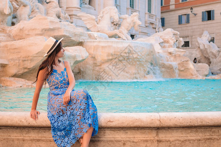 水假期美丽的女人在罗马享受着著名的FontanadiTrevi意大利快乐女孩在欧洲享受意大利度假节日在城市的FontanaTre图片