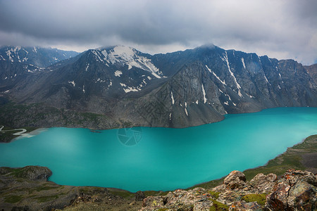 美丽的蓝色冷静吉尔斯坦卡拉科尔天山特斯基阿拉图脉库尔湖附近风景如画的美丽山湖高地峰美丽世界图片