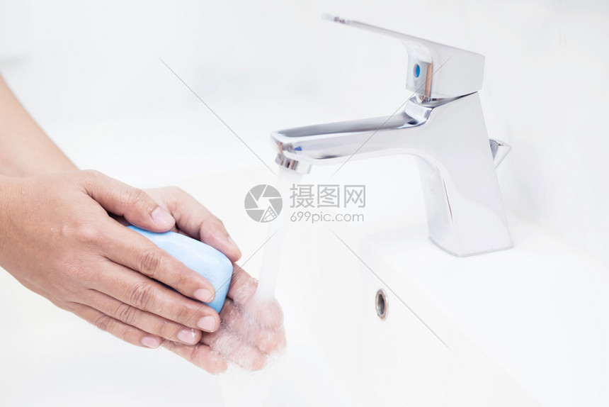 使用肥皂洗手消毒预防的人图片