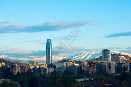 克里斯托瓦尔地标智利圣亚哥LasCondes区住宅建筑的天线后面有雪山边是智利圣地亚哥旅行图片