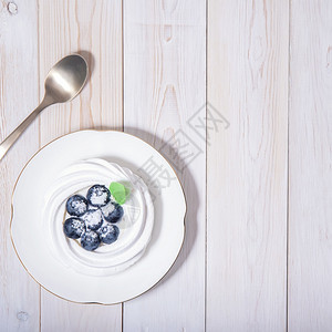 澳大利亚烹饪健康素食甜点的顶端视图在白木桌上配有咖啡匙梅林瓜甜蛋糕和蓝莓免费复制空间设计时您要用在白木桌上配着咖啡勺的健康素食甜图片