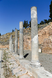正方形Delphi的废墟是希腊ParnassusDelphi山的一个考古遗址在阿波罗教科文组织世界遗产圣堂由神谕出名古董投入的图片