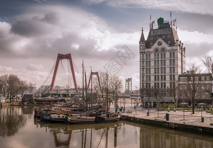 老德OudeHaven港拥有历史豪船背景为白宫WitteHuis和Willemsbrug桥荷兰Oudehaven港荷兰观点鹿特丹图片