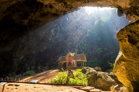 金帐汗佛泰国PrachuapKhiriKhanKhaoSamRoiYot公园令人惊叹的PhrayaNakhon洞穴是中阳光下的小寺庙山背景