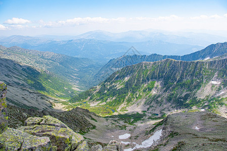顶峰在阳光明媚的天山地风景与蓝天空对冲穿越夏季的野岩漫步在山地风景中攀登夏天图片