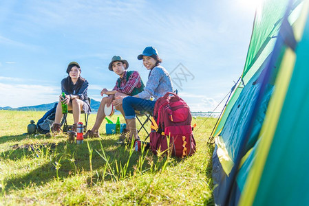 一群旅行者在草地露营图片