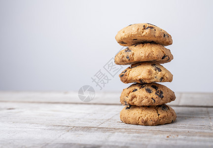 棕色的Cookie塔木制背景有巧克力片桩块图片