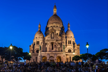 晚上2013年7月日法国巴黎欧洲法国大中世纪教堂圣心BasilicaofSacricHeartedCatheredral流行地标图片