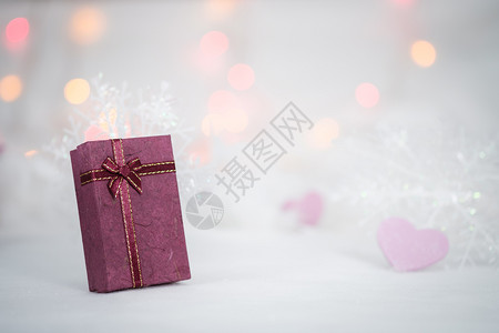 庆典蓝色的白皮bokeh背景的礼品盒并有季节问候圣诞快乐或新年选择点的复制空间被涂或者图片