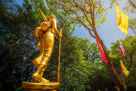 人们金的日落时美丽佛像是泰国Khitchakut山的一个佛教寺庙它是泰国Chanthabauri的主要旅游景点希恰库特图片