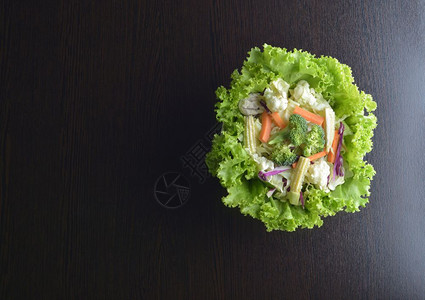白色的混合蔬菜有胡萝卜花椰菜紫卷心生清洁食品概念蒸汽叉图片