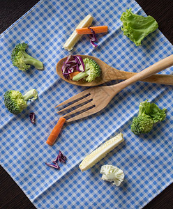 蒸熟营养丰富莴苣混合蔬菜有胡萝卜花椰菜紫卷心生清洁食品概念图片