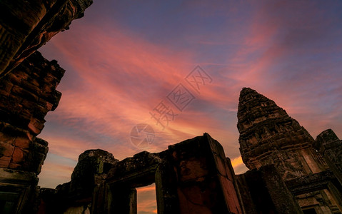 佛教徒泰国NakhonRatchasima的Landmark地标是古代高棉寺庙典建筑其历史遗址是古老的楼董建筑典传统的天空图片