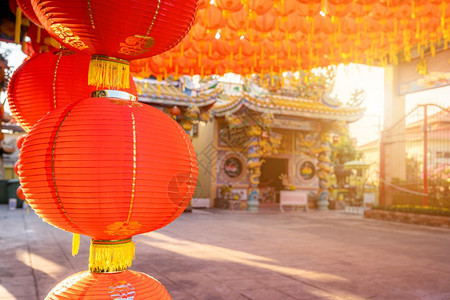 团体快乐的一种中华圣迹国新年节红灯的装饰古艺术上面写着中文字母上帝保佑是财富祝福的赞美是泰国一个公共场所图片