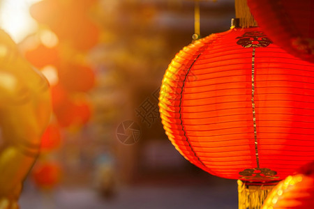 明亮的美丽中华圣迹国新年节红灯的装饰古艺术上面写着中文字母上帝保佑是财富祝福的赞美是泰国一个公共场所旅游图片