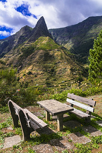 美丽的马德拉岛SerraDrsquoAgua山谷和村庄的自然景观山地岩石美丽Picnik梯田带木桌和令人惊艳的景象灿烂桌子背景图片