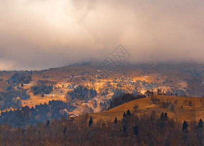 白雪皑橙色Oltre转弯奥罗比阿尔卑斯山脉的景象秋冬山上有点积雪草地被寒冷烧焦变成橙色奥尔特雷伊科勒北阿卑斯山脉塞里亚纳谷伯加莫图片