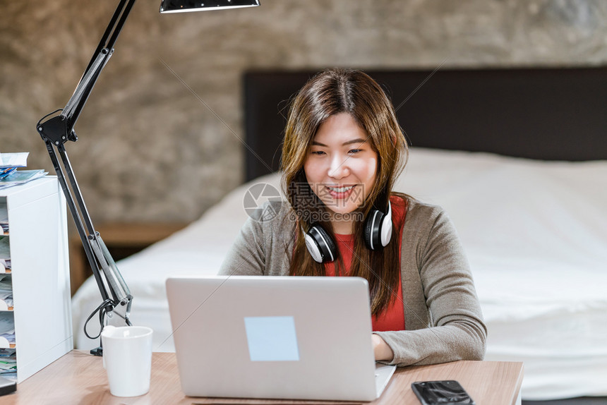 亚洲商业妇女使用技术笔记本电脑在家室内卧工作自由与企业家创和者企主生活方式职业社会距离和自我责任等亚洲商业妇女无线的士室内图片
