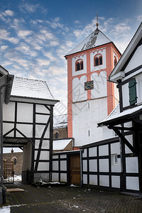 建成老的德国Odenthal村中心与教区堂和旧建筑一起在冬季日德国结构体图片