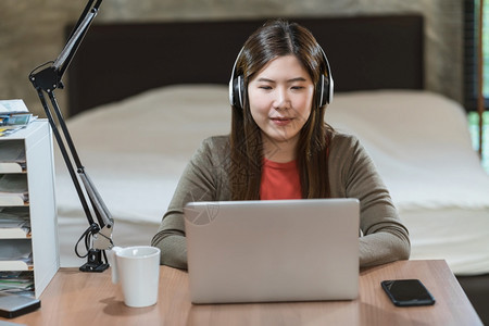 新冠亚洲商业妇女使用技术笔记本电脑在家室内卧工作自由与企业家创和者企主生活方式职业社会距离和自我责任等亚洲商业妇女无线的咖啡图片