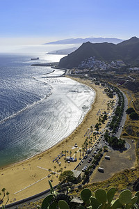 鸟瞰特内里费岛北部著名海滩PlayadeLasTeresitas著名海滩靠近圣克鲁斯西班牙撒哈拉沙漠加那利群岛唯一处拥有金色沙滩图片