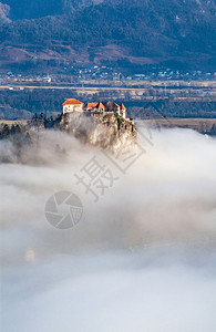 清晨与小岛上的玛利亚占居地朝圣教堂和山崩中的布莱德城堡和朱力安阿尔卑斯一起雾密的弥漫之夜游客天际线主教图片