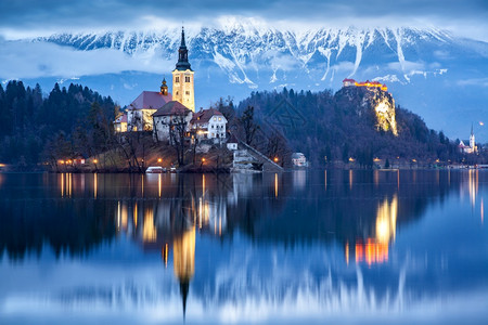 斯洛文尼亚清晨与小岛上的玛利亚占居地朝圣教堂和山崩中的布莱德城堡和朱力安阿尔卑斯一起雾密的弥漫之夜普莱特纳景观图片