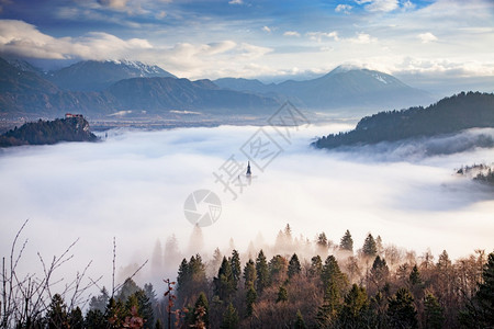 玛丽亚清晨与小岛上的玛利亚占居地朝圣教堂和山崩中的布莱德城堡和朱力安阿尔卑斯一起雾密的弥漫之夜朱利安流血图片