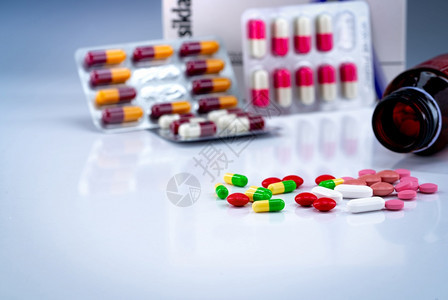 白桌上的平板药片和胶模糊的瓶泡袋和抗生素药箱彩色丸制业剂产品许多胶片和药新冠卫生保健瓶子图片