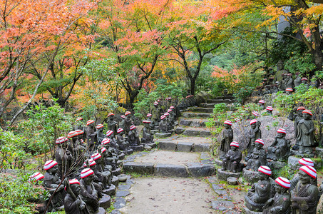叶子途径在日本广岛宫间Daishoin寺庙堂秋天的日本花园与佛祖连成小道红叶背景图片