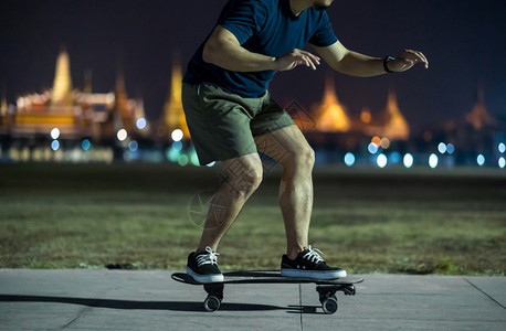 速度极端愉快晚上在户外公园玩冲浪skate或滑板的亚洲快乐男子照片模糊了曼谷大宫泰国低光极运动健康和锻炼时尚等概念19图片