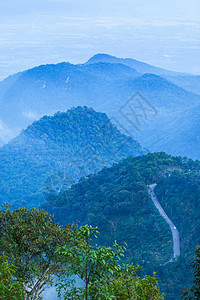 在清迈旅游景点泰国北部清迈市DoiAngKhang附近一个宁静的景象清迈旅游点晨雾中山地路风景靠近观东南图片