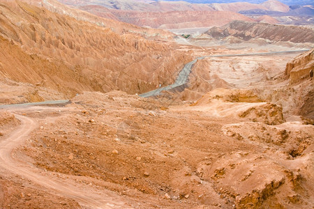 瓦莱天位于ValledelaLuna盐层之间的阿塔卡马沙漠公路西班牙语为月亮谷也称CordilleraSal西班牙语为盐山脉圣佩图片