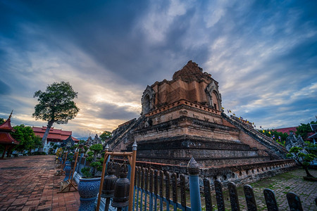 崇拜历史的和平WatChediLuang是历史中心的一个佛教寺庙是清迈的主要旅游景点青云日落背景ThawatLuang是位于泰国图片