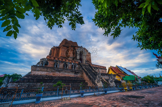 吸引力WatChediLuang是历史中心的一个佛教寺庙是清迈的主要旅游景点青云日落背景ThawatLuang是位于泰国清迈的一图片