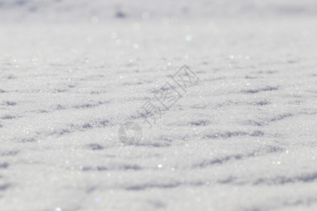 在雪地滑时不规则现象和线条是可见的照片中央有一条直线在地面雪滑场的顶部和底有近身格莱尔Glare我冬天土地雪花框架图片