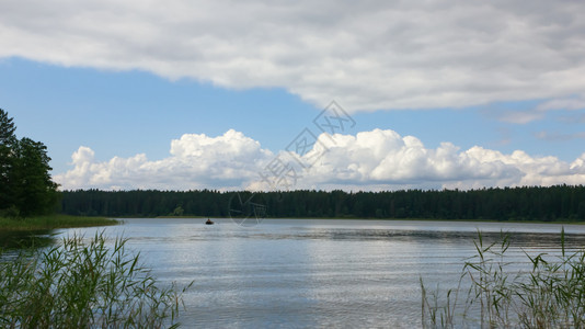天气俄罗斯Seliger湖捕鱼季节概念有选择焦点模糊维格内特可复制的空间选择焦点模糊浮雕复制空间树木海岸图片