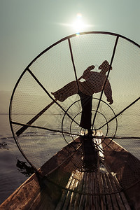 有机的皮艇缅甸河旅行目的地缅甸竹船上渔夫以传统方式与手工制作的Inle网湖捕鱼使用手工制造的Inle湖缅甸旅游目的地男人图片