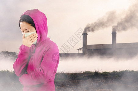 妇女打流感喷嚏妇女穿粉红色的冬季衣着身戴面罩在感冒和流健康概念下的鼻子上戴面罩反对空气污染背景体感疾病图片