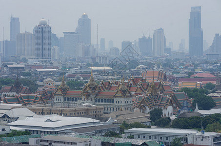 多雾路段曼谷城市观虽然存在空气污染但曼谷候低温使空质量恶化表明进入健康危险区的灰尘水平曼谷天气恶劣的温使得空质量更差曼谷大气污染图片