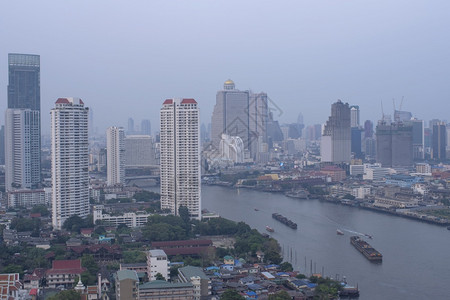 曼谷城市观虽然存在空气污染但曼谷候低温使空质量恶化表明进入健康危险区的灰尘水平曼谷天气恶劣的温使得空质量更差曼谷大气污染摄影多雾背景