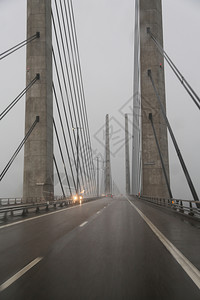 塔架游客Oresund大桥连接瑞典和丹麦是横跨Oresund海峡的双轨铁路和四车道高速公路桥梁隧道联合体著名的图片