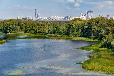 现代的远位于地平线上是城市工业和基辅自然景观在河流岛屿之一附近Dnieper湾的自然景色一个工业城市在背景中可见一闪而过个工业城图片