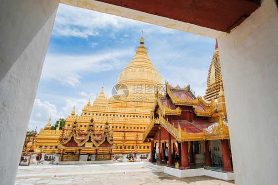 亚洲良乌ShwezigonPagoda是一座佛教寺庙位于缅甸Bagan的NyaungU镇在Anawrahta国王的地标统治期间开图片