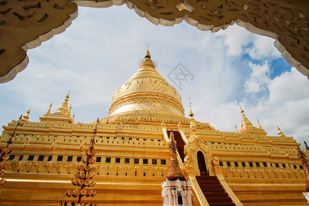 世界祈祷ShwezigonPagoda是一座佛教寺庙位于缅甸Bagan的NyaungU镇在Anawrahta国王的地标统治期间开图片