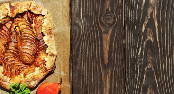 新鲜的香脆意大利语法国自制的季节梨饼干配有成熟梨子卡多莫和蜂蜜的果酱一个烤焦饼配有在纸衬上贴着泥炭的面包加梨子复制Mint食谱空图片