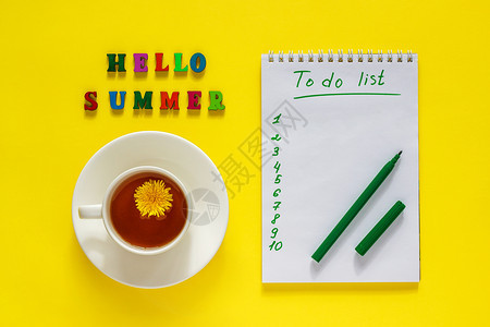 给夏日暑假或期的黄背景概念待办事宜列表上的静生笔挂在黄底背面早晨小样个人的图片